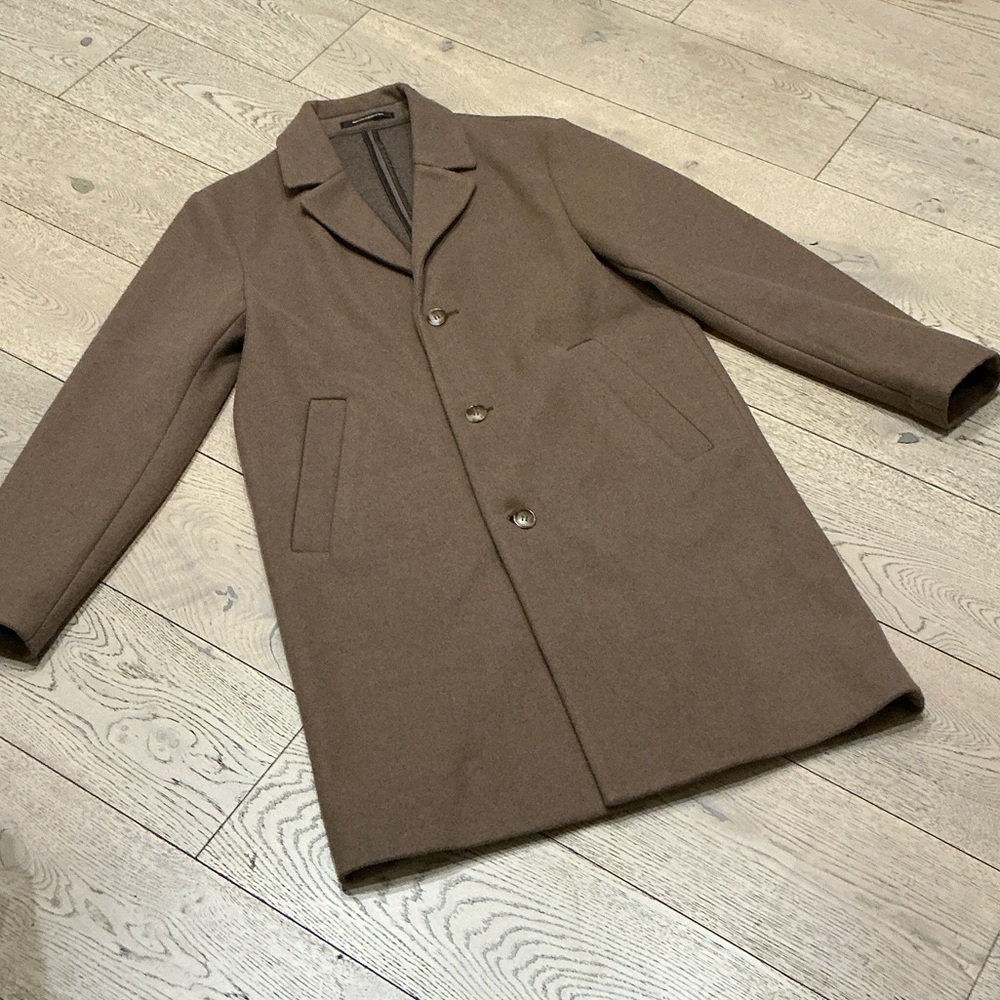 Woman’s H&M brown car coat. Size medium. 3 buttons. Never worn! Like new!
